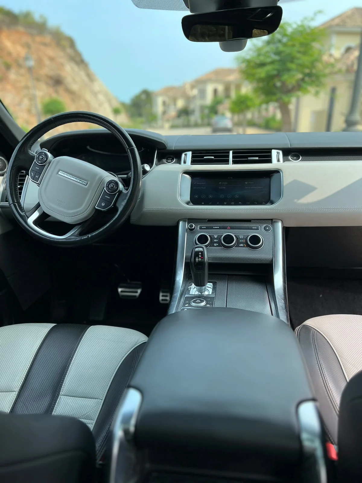 Land Rover Range Rover SVR, Original vehicle photo 2
