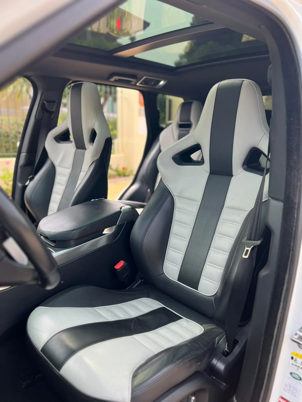 Land Rover Range Rover SVR, Original vehicle photo 3